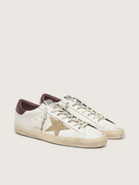 Super-Star para hombre con estrella de ante color arena y lengüeta trasera de piel con estampado de cocodrilo rojo