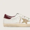 Super-Star para hombre con estrella de ante color arena y lengüeta trasera de piel con estampado de cocodrilo rojo