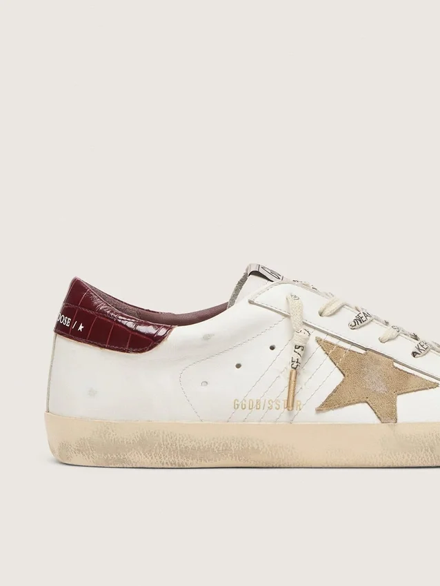 Super-Star para hombre con estrella de ante color arena y lengüeta trasera de piel con estampado de cocodrilo rojo