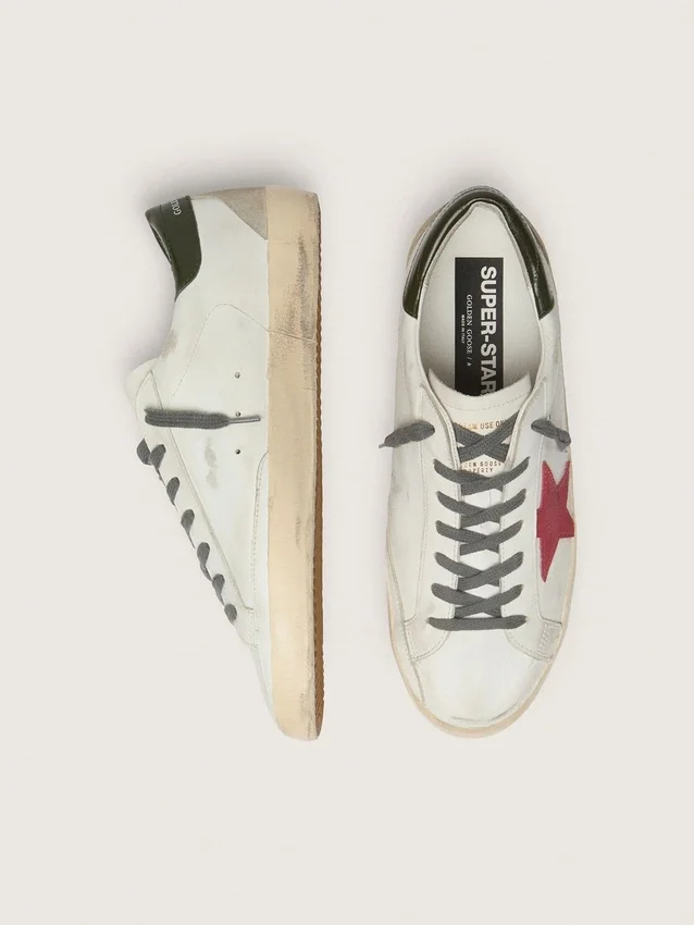 Super-Star para hombre con estrella de ante rojo y lengüeta del talón de cuero verde