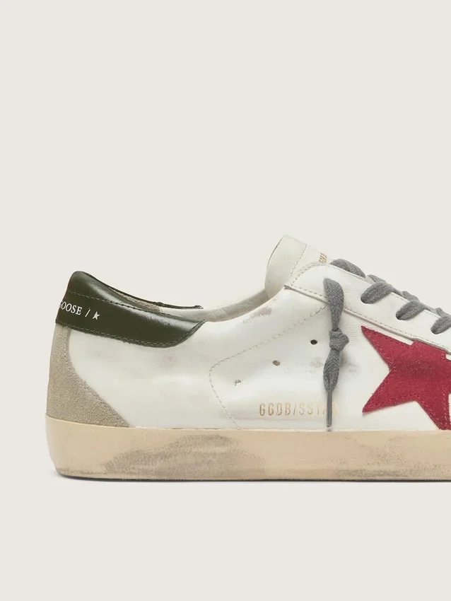 Super-Star para hombre con estrella de ante rojo y lengüeta del talón de cuero verde