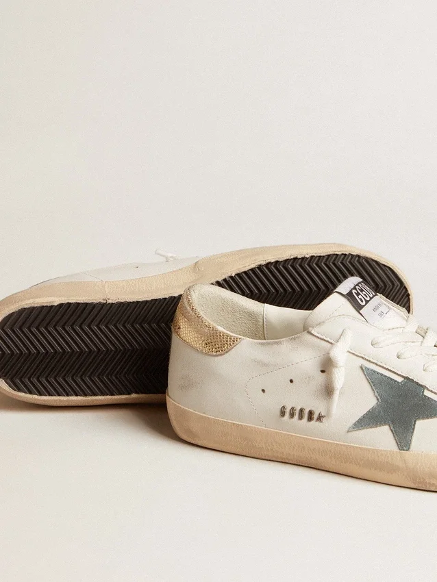 Super-Star para hombre con estrella de ante y lengüeta en el talón de piel con estampado de serpiente platino