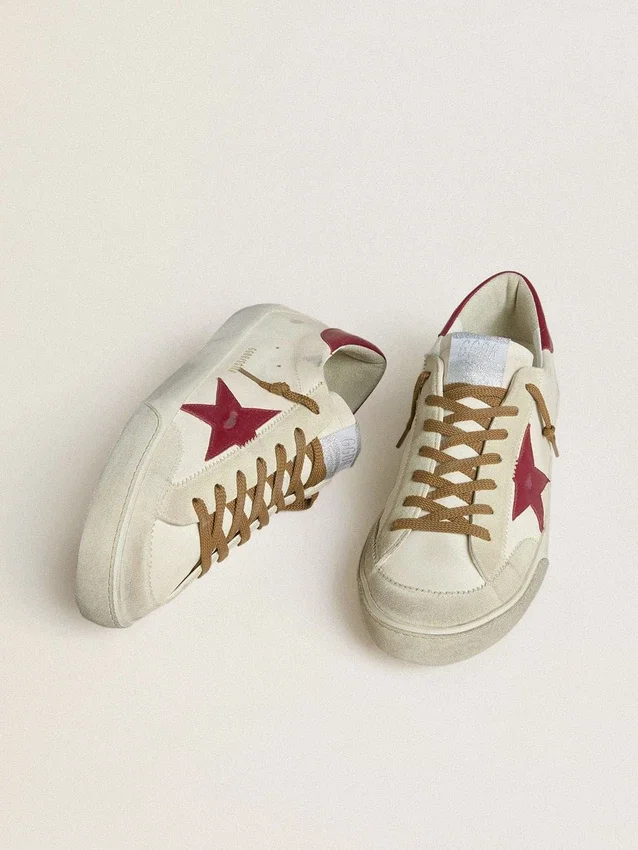 Super-Star para hombre con estrella de cuero rojo e inserciones de ante beige