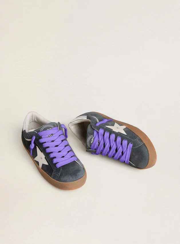 Super-Star para hombre en ante gris con estrella de piel blanca y lengüeta trasera de piel plateada