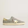 Super-Star para hombre en ante gris con estrella de piel metalizada dorada y lengüeta en el talón
