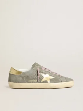 Super-Star para hombre en ante gris con estrella de piel metalizada dorada y lengüeta en el talón