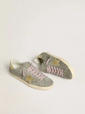 Super-Star para hombre en ante gris con estrella de piel metalizada dorada y lengüeta en el talón