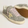 Super-Star para hombre en ante gris con estrella de piel metalizada dorada y lengüeta en el talón