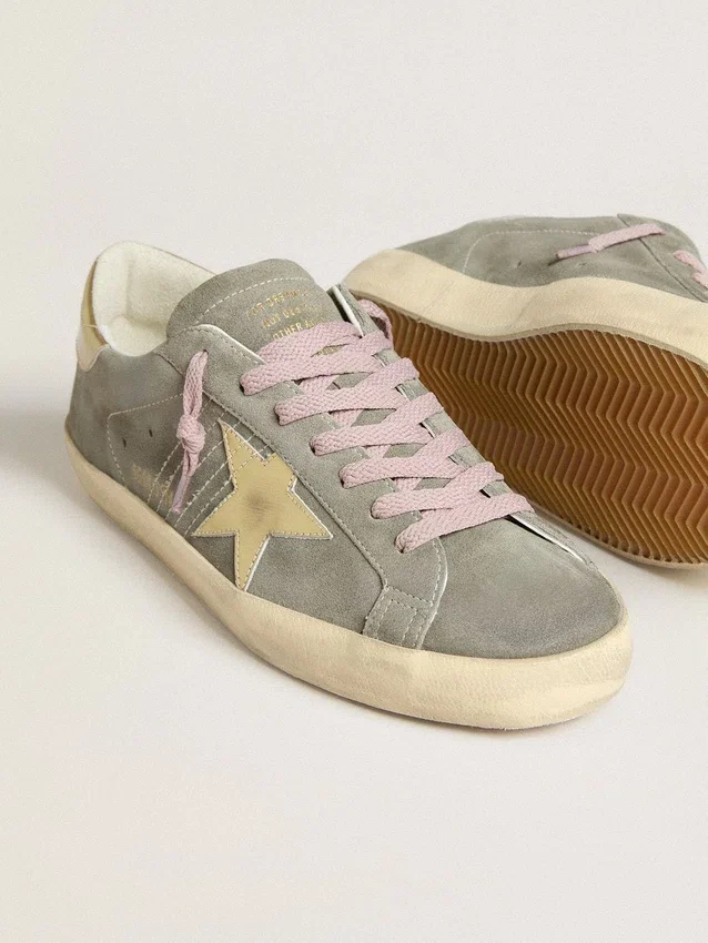 Super-Star para hombre en ante gris con estrella de piel metalizada dorada y lengüeta en el talón