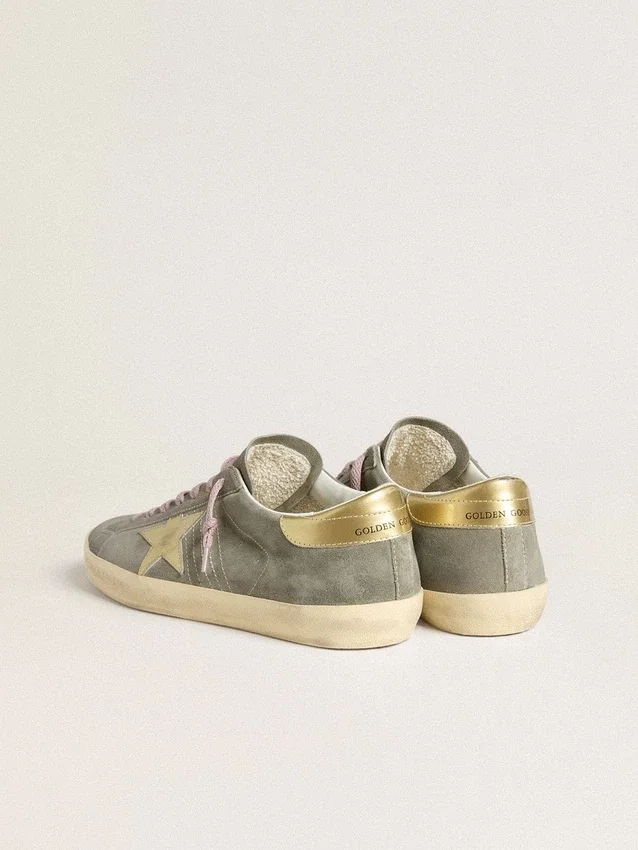 Super-Star para hombre en ante gris con estrella de piel metalizada dorada y lengüeta en el talón