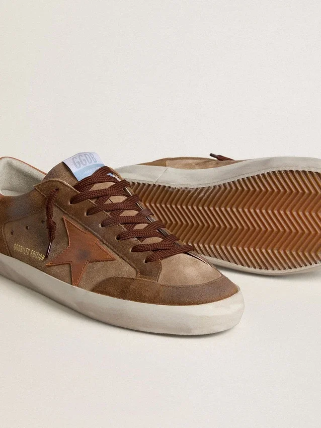Super-Star para hombre en ante marrón con estrella y lengüeta del talón de piel color tostado