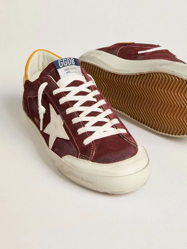 Super-Star para hombre en ante rojo ladrillo con estrella de piel blanca y lengüeta en el talón con estampado animal