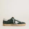 Super-Star para hombre en ante verde con estrella de piel metalizada plateada y lengüeta de piel en el talón