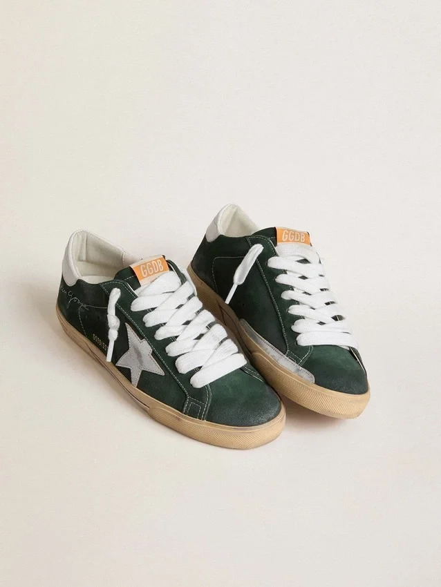 Super-Star para hombre en ante verde con estrella de piel metalizada plateada y lengüeta de piel en el talón