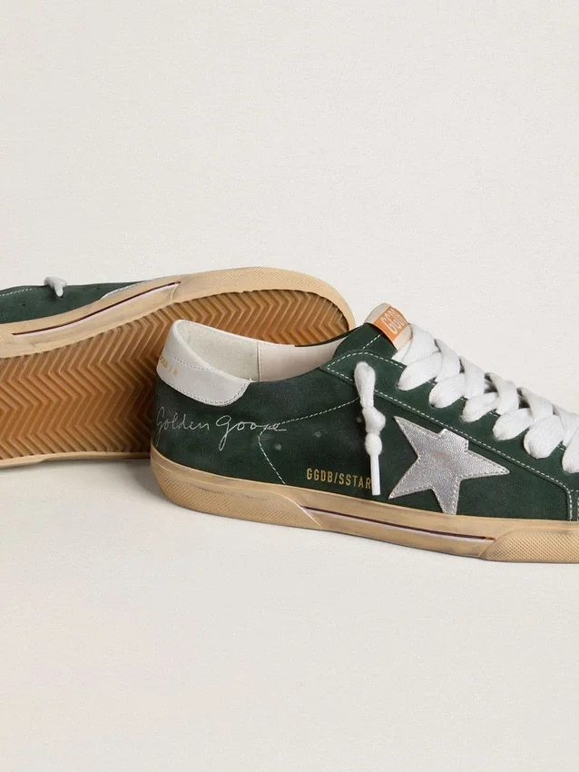 Super-Star para hombre en ante verde con estrella de piel metalizada plateada y lengüeta de piel en el talón