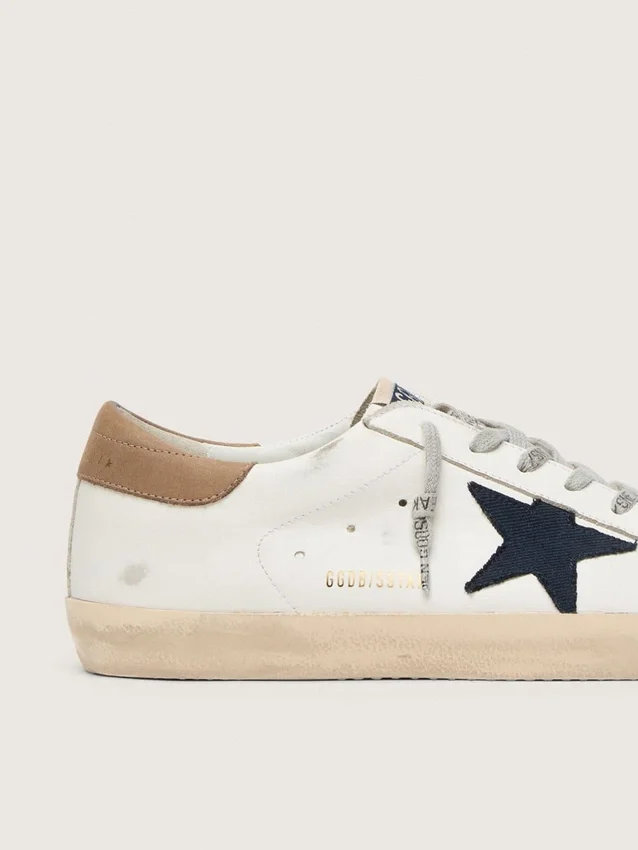 Super-Star para hombre en piel blanca con estrella de lona azul medianoche y lengüeta del talón en piel color tabaco