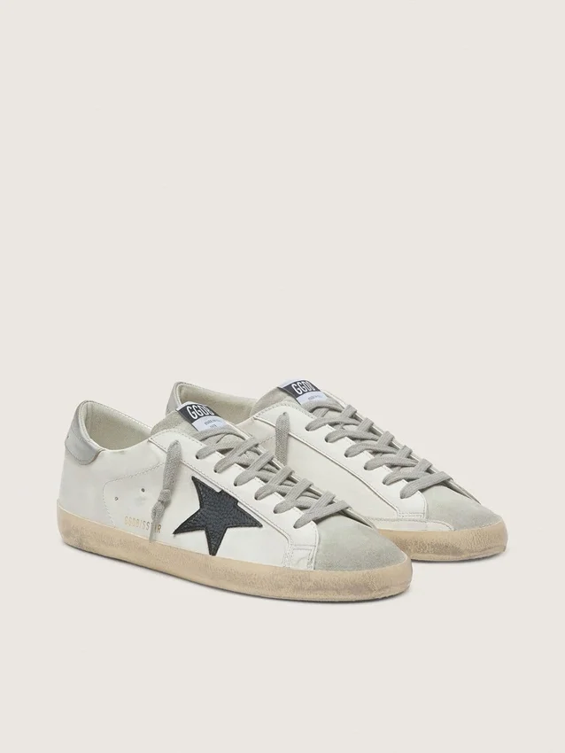 Super-Star para hombre en piel blanca con estrella de nubuck negro y lengüeta del talón de piel metalizada plateada
