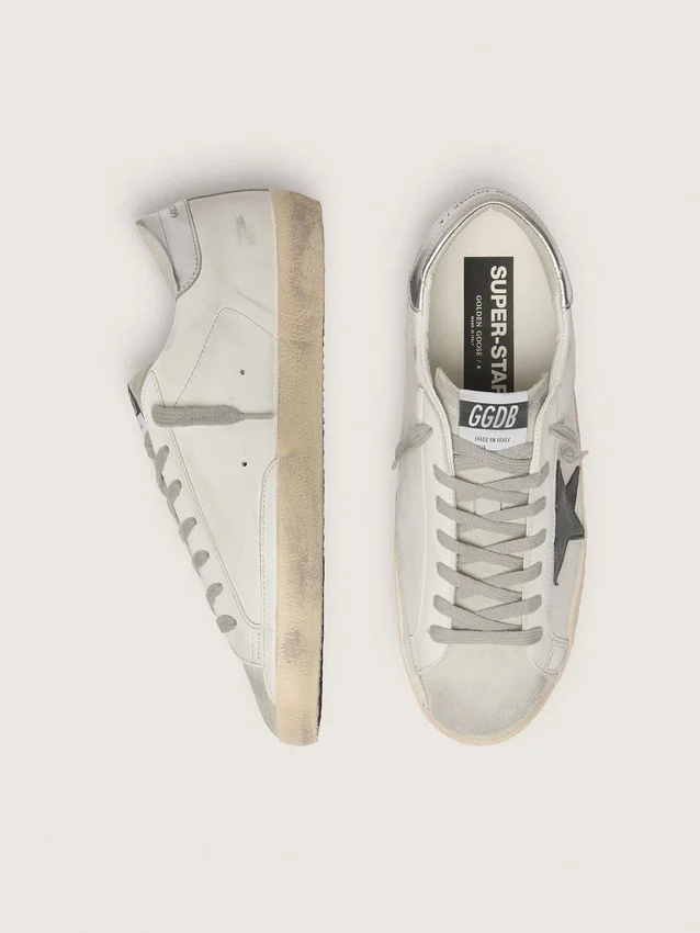 Super-Star para hombre en piel blanca con estrella de nubuck negro y lengüeta del talón de piel metalizada plateada
