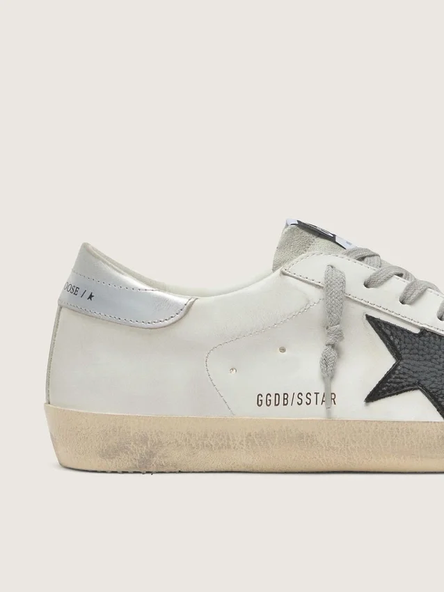 Super-Star para hombre en piel blanca con estrella de nubuck negro y lengüeta del talón de piel metalizada plateada