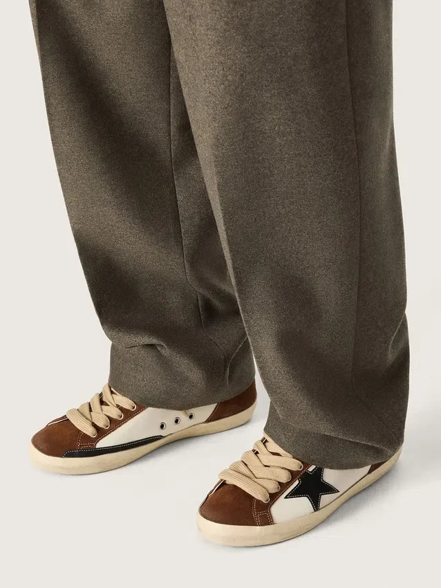 Super-Star para hombre en piel blanca y ante marrón con estrella de piel negra