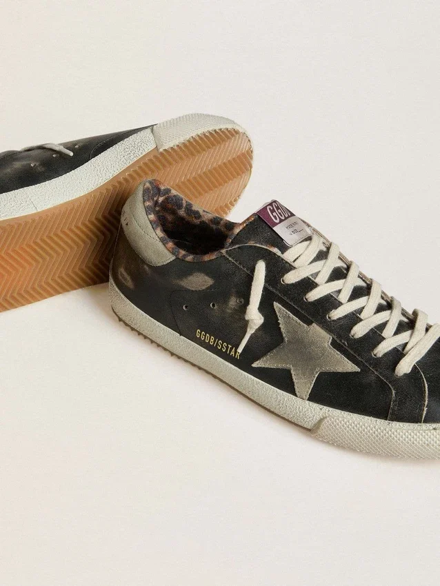 Super-Star para hombre en piel negra con estrella de ante gris y lengüeta en el talón