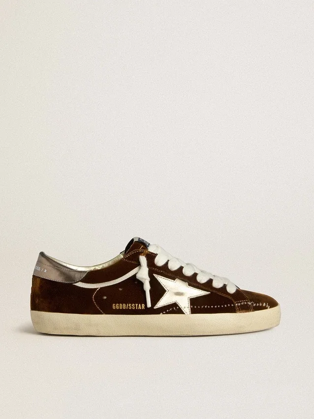 Super-Star para hombre en terciopelo color coñac con estrella y lengüeta en el talón de piel metalizada