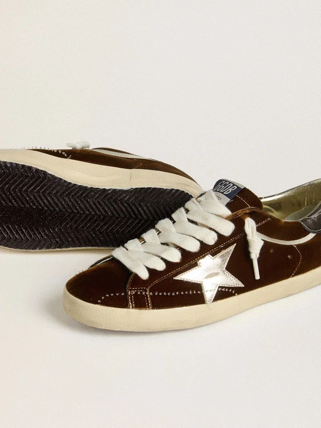 Super-Star para hombre en terciopelo color coñac con estrella y lengüeta en el talón de piel metalizada