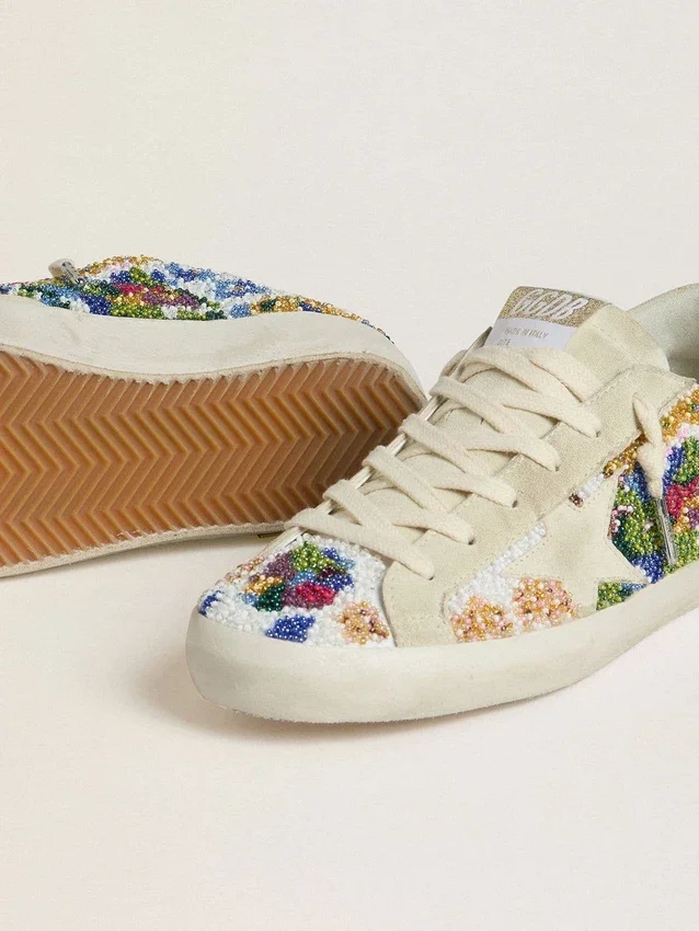 Super-Star para mujer con abalorios multicolores y estrella de ante beige