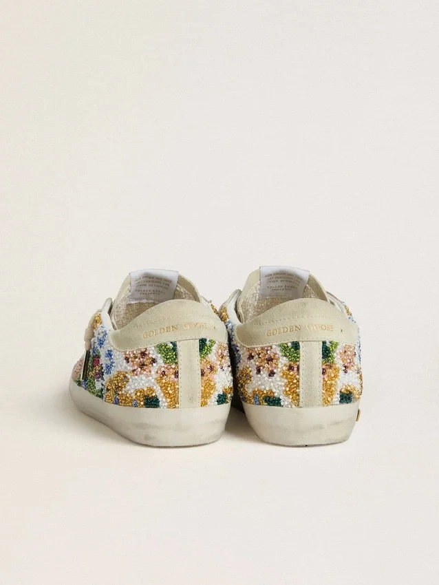 Super-Star para mujer con abalorios multicolores y estrella de ante beige