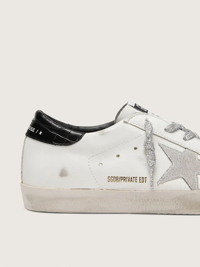 Super-Star para mujer con estrella de ante blanco y lengüeta en el talón de piel con estampado de cocodrilo negro