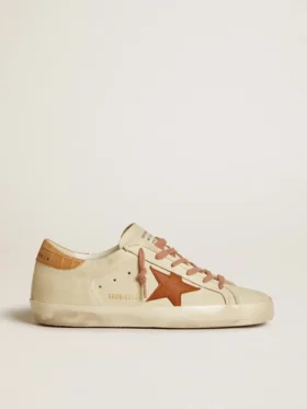 Super-Star para mujer con estrella de piel y lengüeta en el talón de piel con estampado de cocodrilo