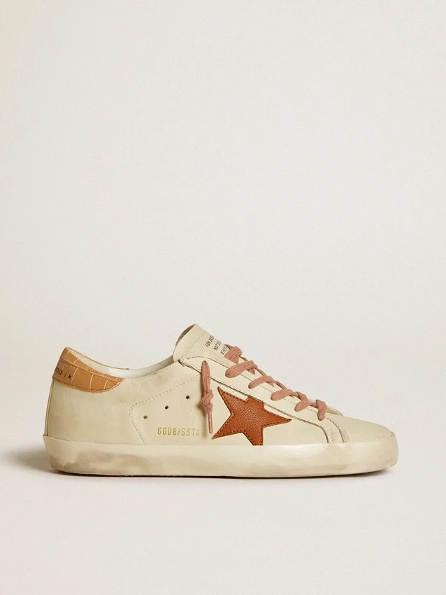 Super-Star para mujer con estrella de piel y lengüeta en el talón de piel con estampado de cocodrilo