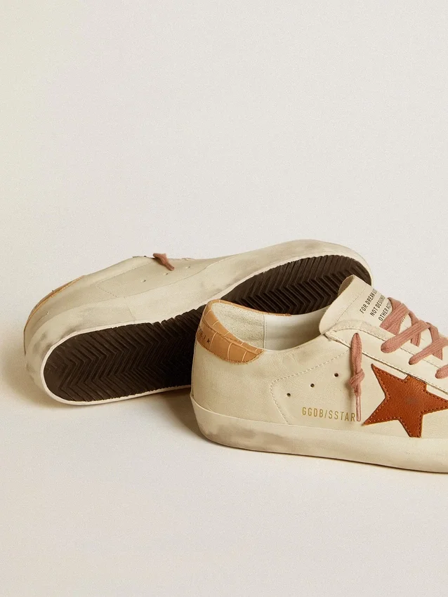 Super-Star para mujer con estrella de piel y lengüeta en el talón de piel con estampado de cocodrilo