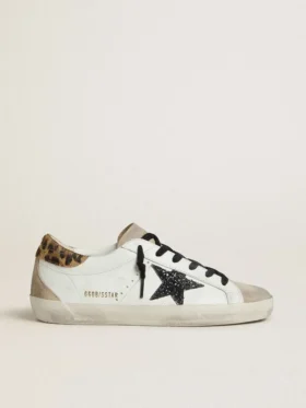 Super-Star para mujer con estrella negra brillante y lengüeta en el talón de piel de potro con estampado de leopardo