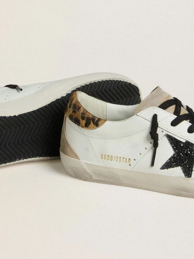 Super-Star para mujer con estrella negra brillante y lengüeta en el talón de piel de potro con estampado de leopardo