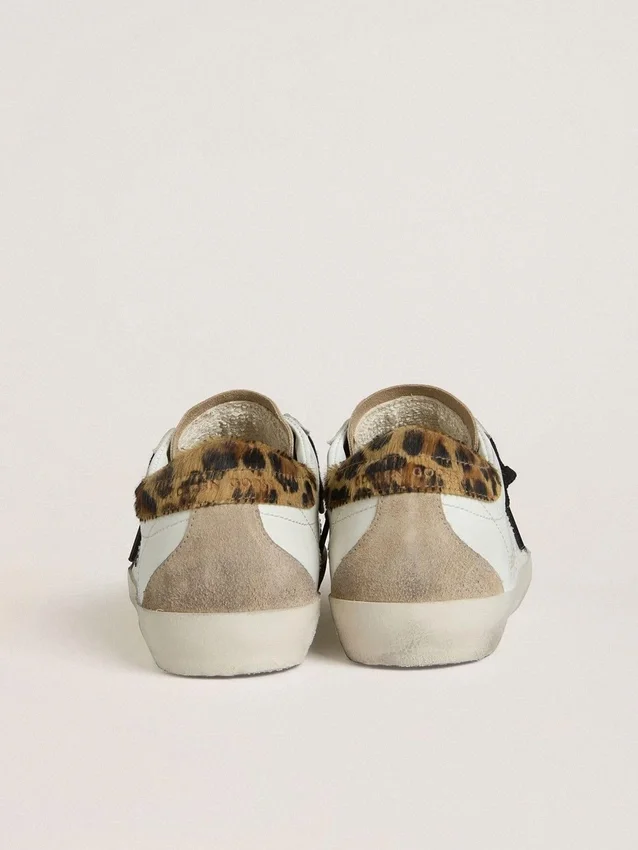 Super-Star para mujer con estrella negra brillante y lengüeta en el talón de piel de potro con estampado de leopardo