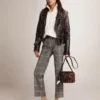 Super-Star para mujer con lengüeta plateada en el talón y letras con tachuelas metálicas