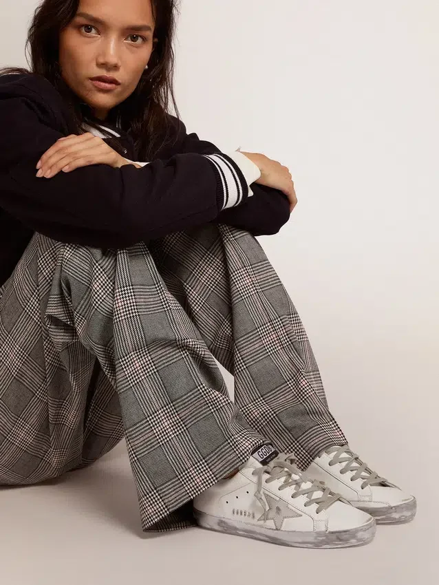 Super-Star para mujer con ribete plateado brillante y letras con tachuelas metálicas