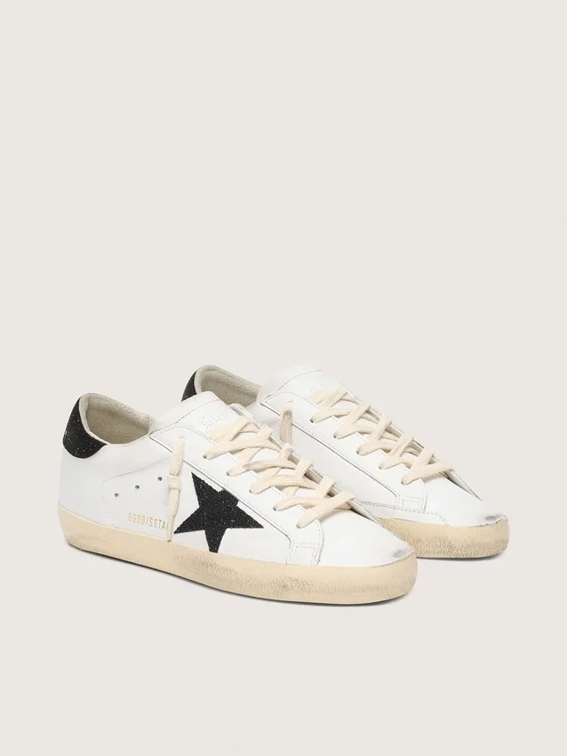 Super-Star para mujer con una estrella de cristales Swarovski negros y lengüeta en el talón
