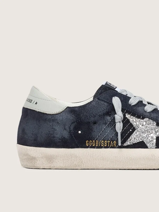 Super-Star para mujer en ante azul con estrella plateada brillante y lengüeta de cuero en el talón