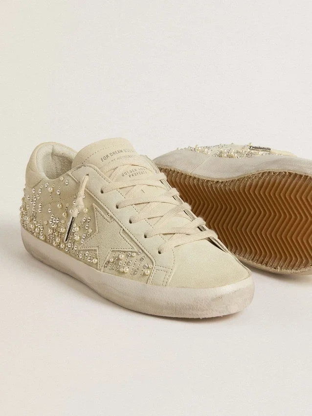 Super-Star para mujer en ante beige con perlas y cristales Swarovski