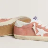 Super-Star para mujer en ante color coral con estrella y lengüeta del talón de piel blanca