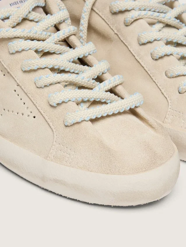 Super-Star para mujer en ante color crema con estrella perforada e inserción de abalorios