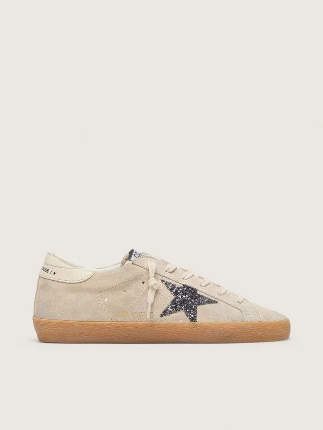 Super-Star para mujer en ante gris hielo con estrella plateada brillante y lengüeta de cuero en el talón