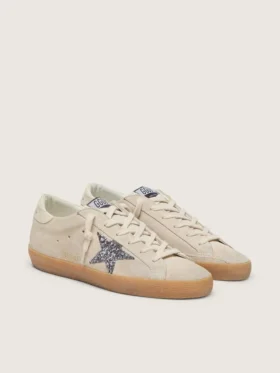 Super-Star para mujer en ante gris hielo con estrella plateada brillante y lengüeta de cuero en el talón