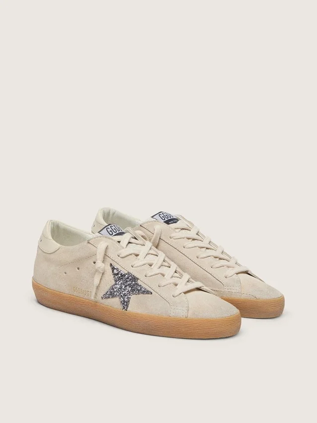 Super-Star para mujer en ante gris hielo con estrella plateada brillante y lengüeta de cuero en el talón