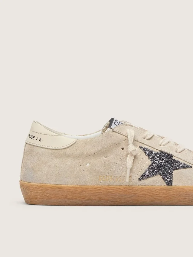 Super-Star para mujer en ante gris hielo con estrella plateada brillante y lengüeta de cuero en el talón