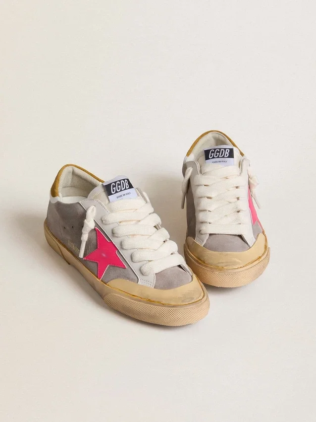 Super-Star para mujer en ante gris paloma con estrella de piel fucsia y lengüeta del talón en ante ocre