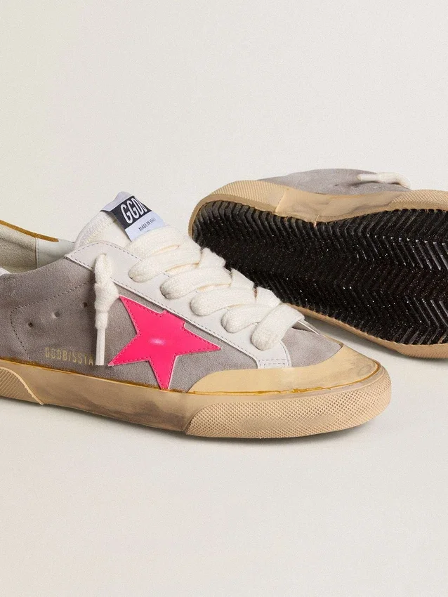Super-Star para mujer en ante gris paloma con estrella de piel fucsia y lengüeta del talón en ante ocre