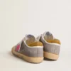 Super-Star para mujer en ante gris paloma con estrella de piel fucsia y lengüeta del talón en ante ocre